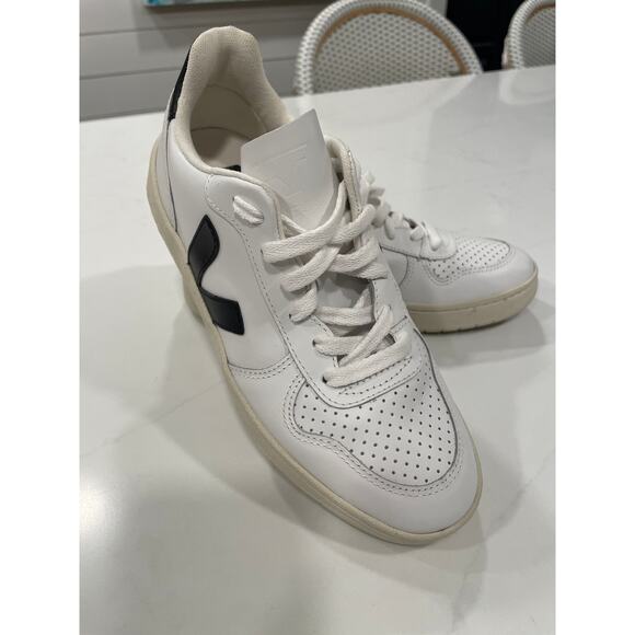 BNWOT VEJA V10 Leather Sneakers - US Women’s Size 5 - Extra White/Black - Picture 2 of 8